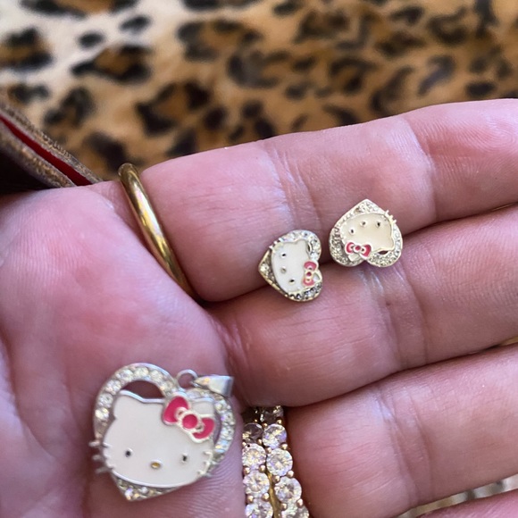 Hello Kitty pendant and earring set - Picture 3 of 7